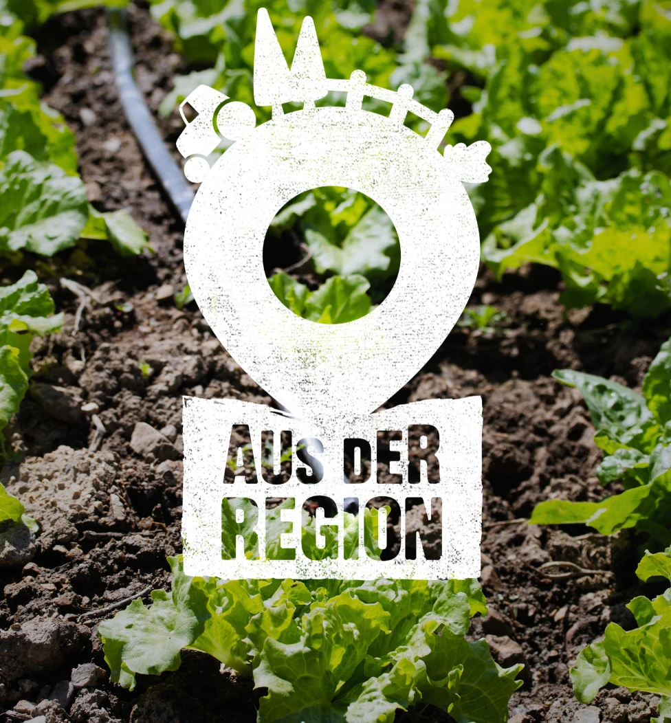 Produkte aus der Region - für unsere Gastronomen und Hotelliers Eine Gruppe von Hühnern auf einem Feld.
