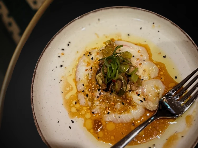 GEBEIZTER HEILBUTT
SASHIMI / SHIITAKEPILZE / JUNGER LAUCH