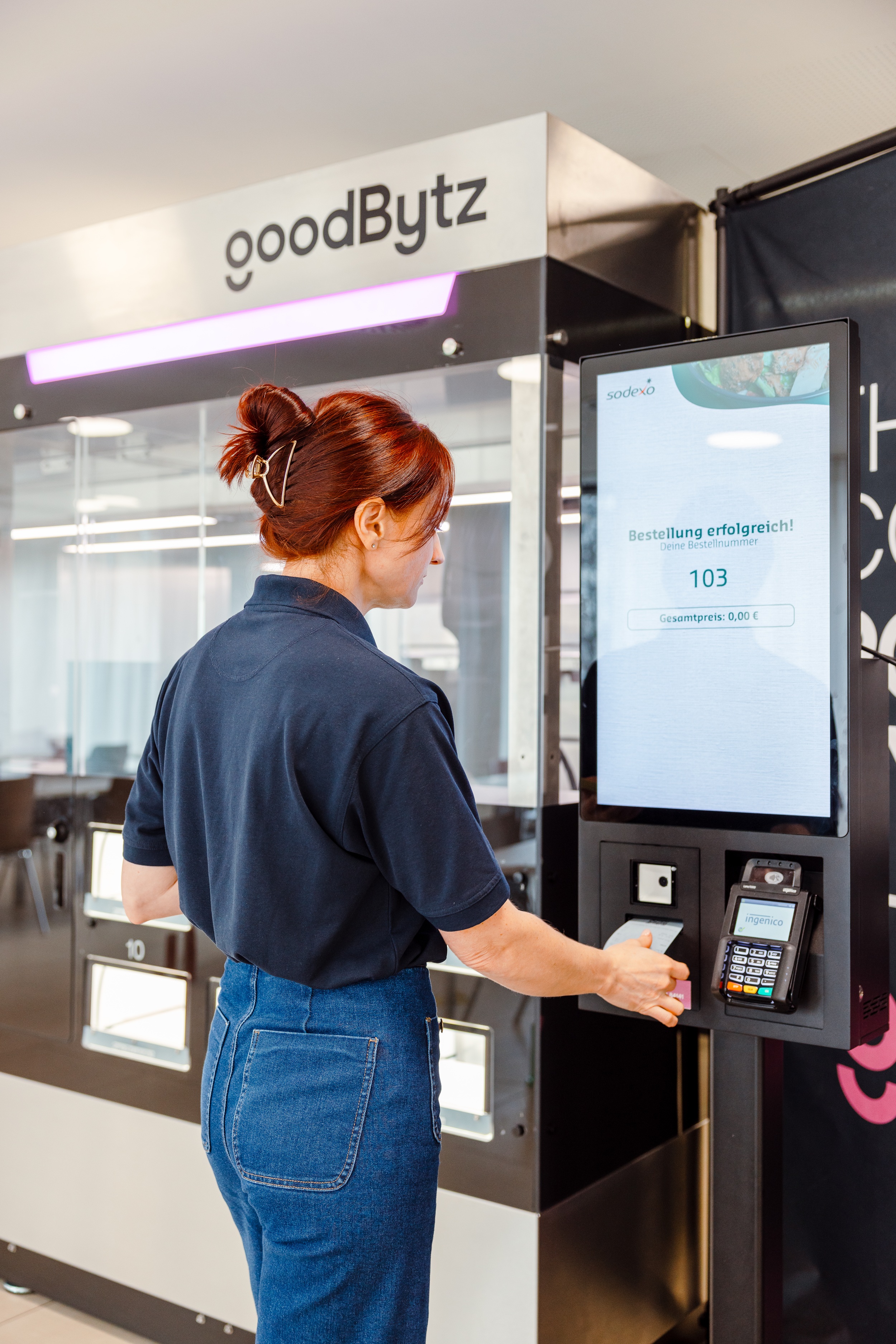 Eine Frau nutzt eine Maschine, um mit Karte zu bezahlen.