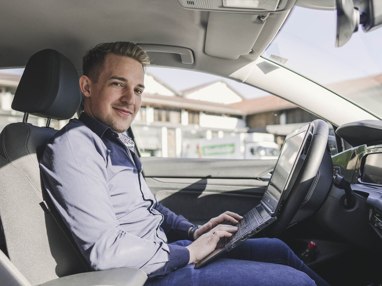 Außendienst im Auto Außendienst im Auto mit Laptop