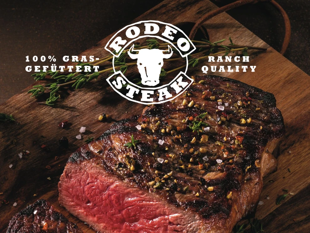 Ein Stück Steak auf einem Schneidebrett.