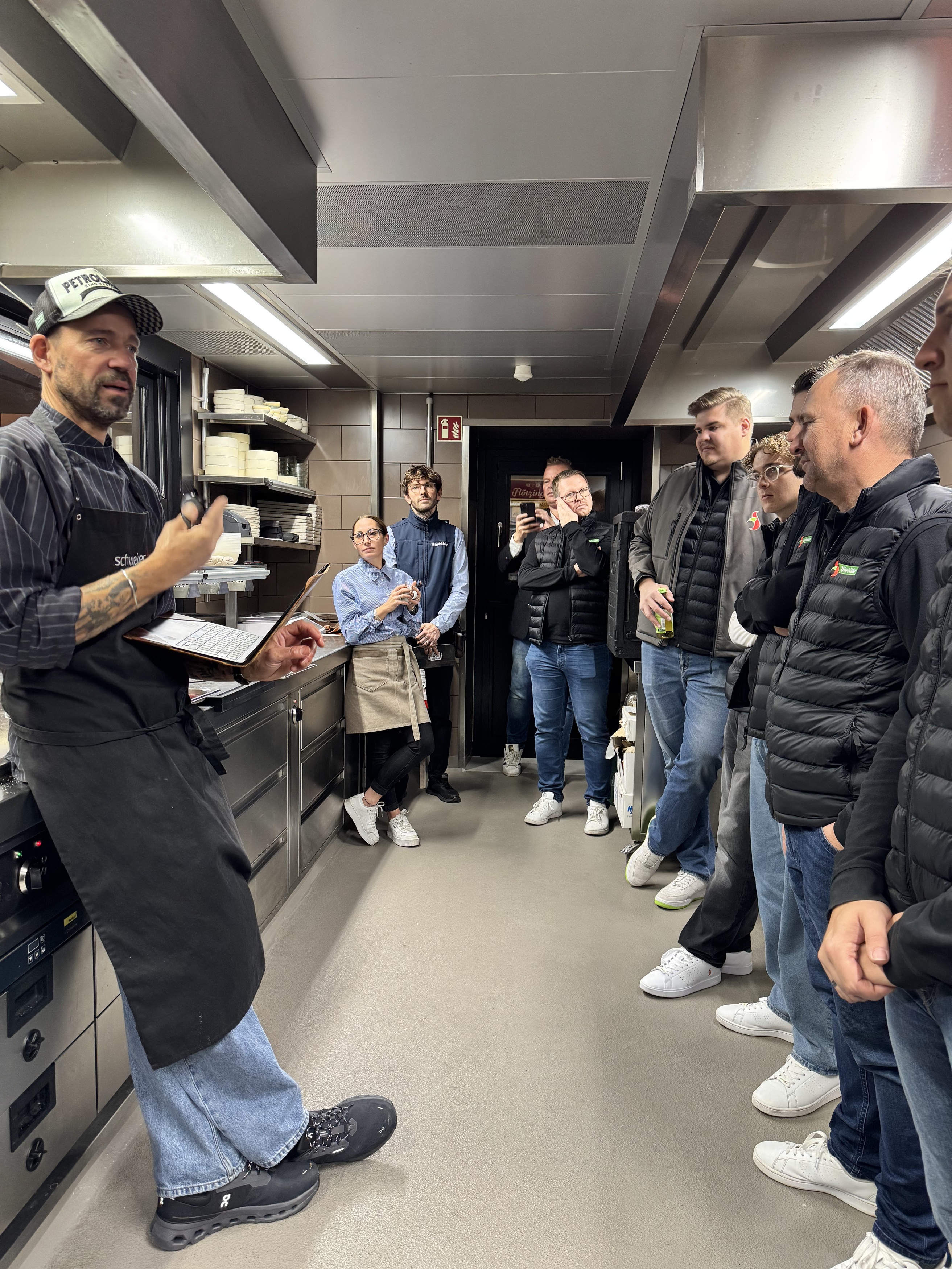 Briefing Kitchenparty von Andi Schweiger zu seinem Menü an das Team Bierbichler