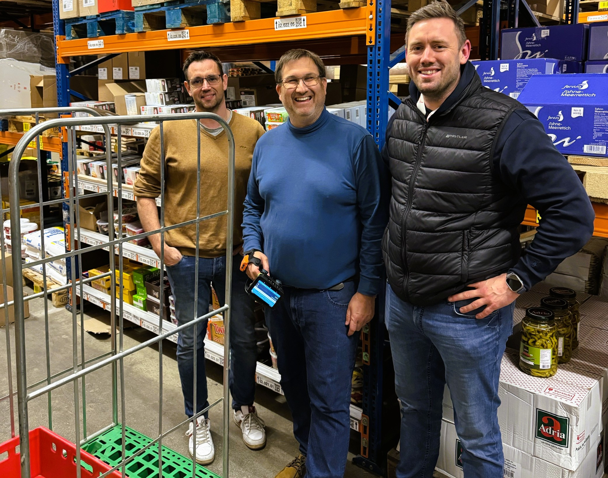 Team bei der Digitalierung der Lagerware Eine Gruppe von Männern steht in einem Lagerhaus. Team bei der Digitalierung der Lagerware