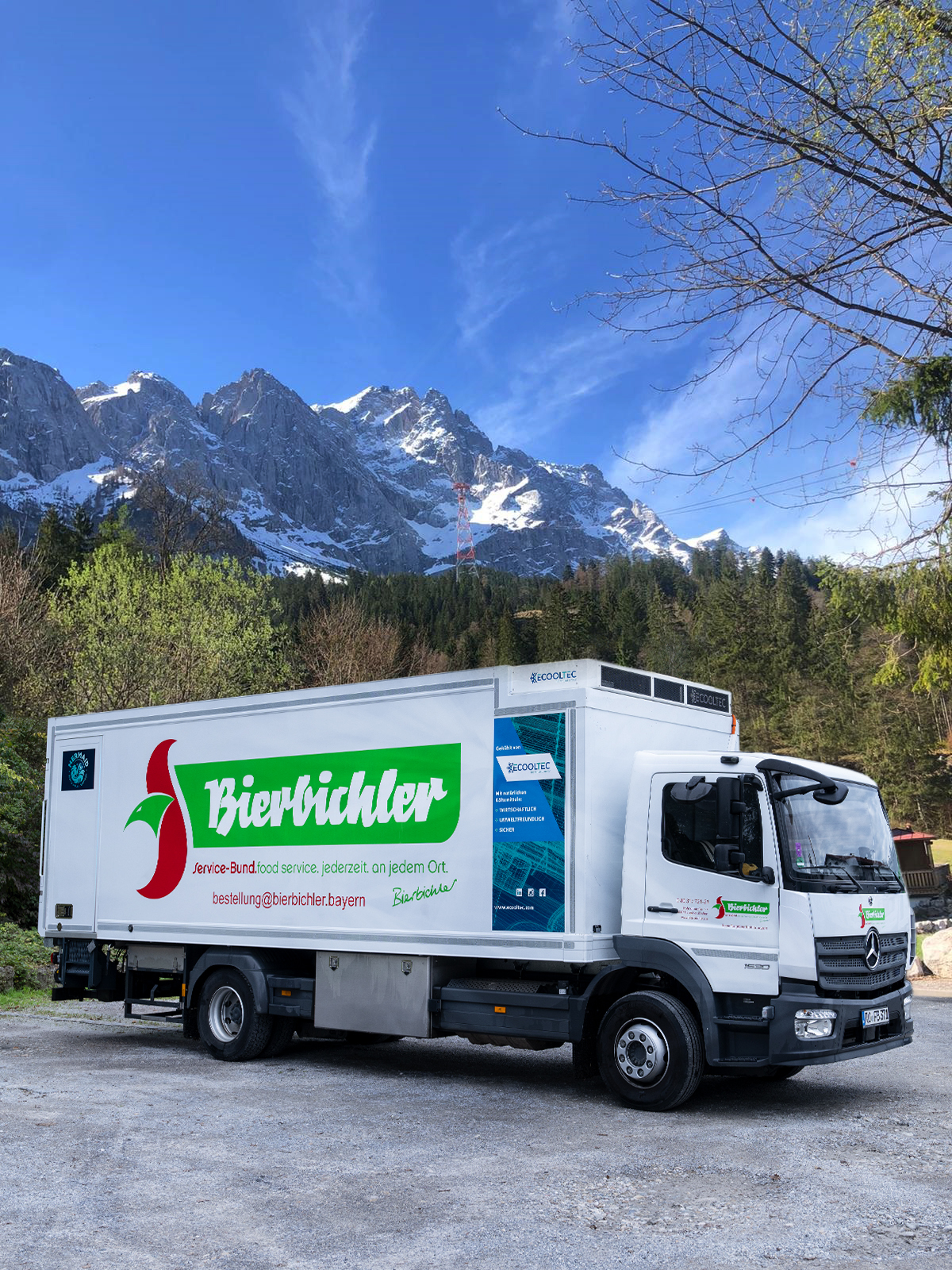 Ein Lkw steht vor Bergen geparkt.