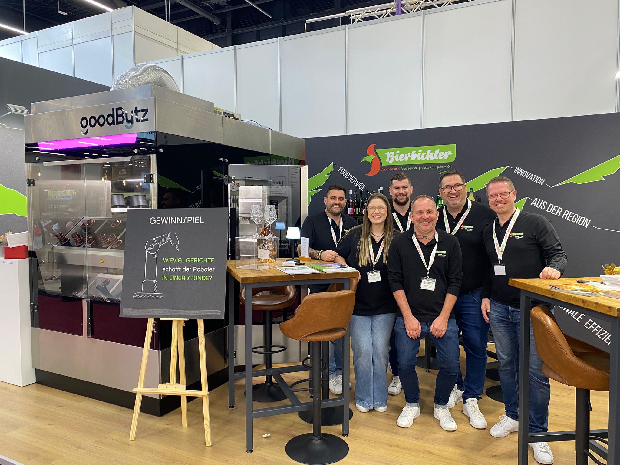 Messe 2025 "Alles für den Gast" Eine Gruppe von Menschen posiert für ein Foto.