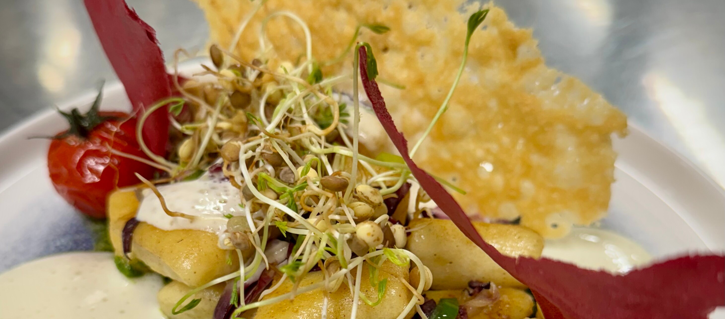 jung, modern - Wirt von Dred exklusiver Bericht in der Servisa April 2026 Teller Wirt von Dred aus Jarezöd