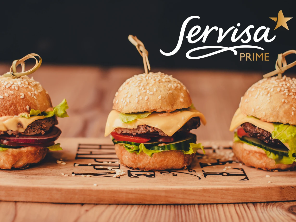 ServisaPrime steht für eine große Auswahl an Premium-Produkten quer durch alle Warenbereiche. Dazu zählt nicht nur ein exklusives Sortiment aus frischem Fleisch und Fisch in Premiumqualität, sondern auch Desserts und Terrinen. Eine Schüssel mit Fleisch und Gemüse, in die Sauce gegossen wird. ServisaPrime steht für eine große Auswahl an Premium-Produkten quer durch alle Warenbereiche. Dazu zählt nicht nur ein exklusives Sortiment aus frischem Fleisch und Fisch in Premiumqualität, sondern auch Desserts und Terrinen.