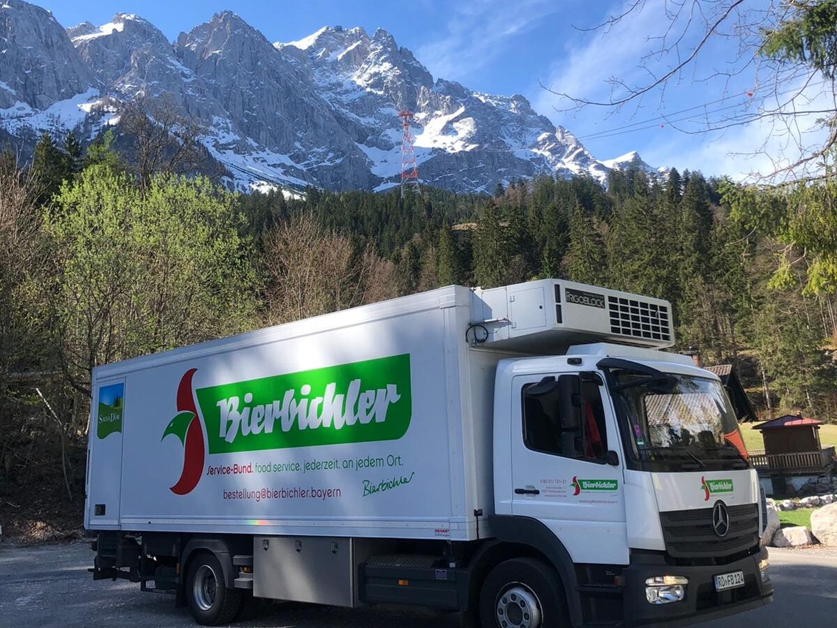 Lagerhaus mit Regalen voller Kartons