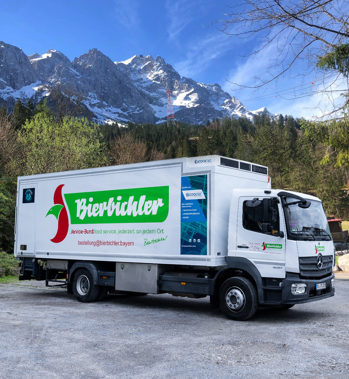 Nachhaltigkeit sollte für jedes Unternehmen Priorität haben Ein Lkw steht vor Bergen geparkt.