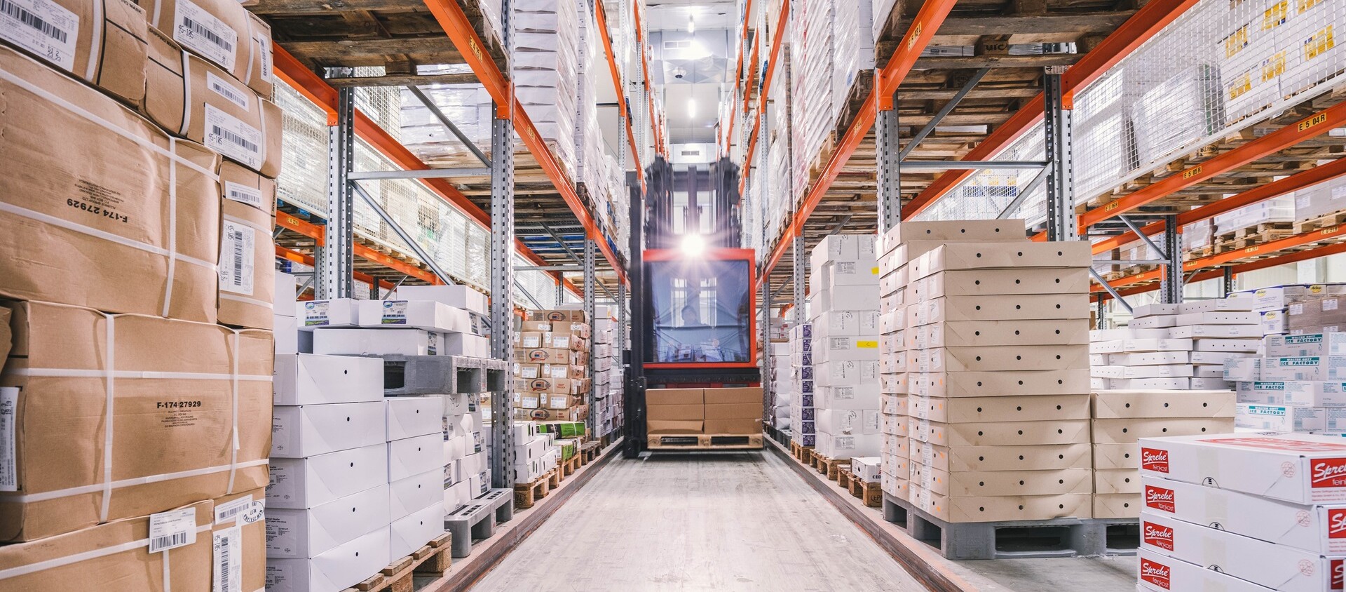 Bierbichler LKW vor den Bergen Lagerhaus mit Regalen voller Kartons