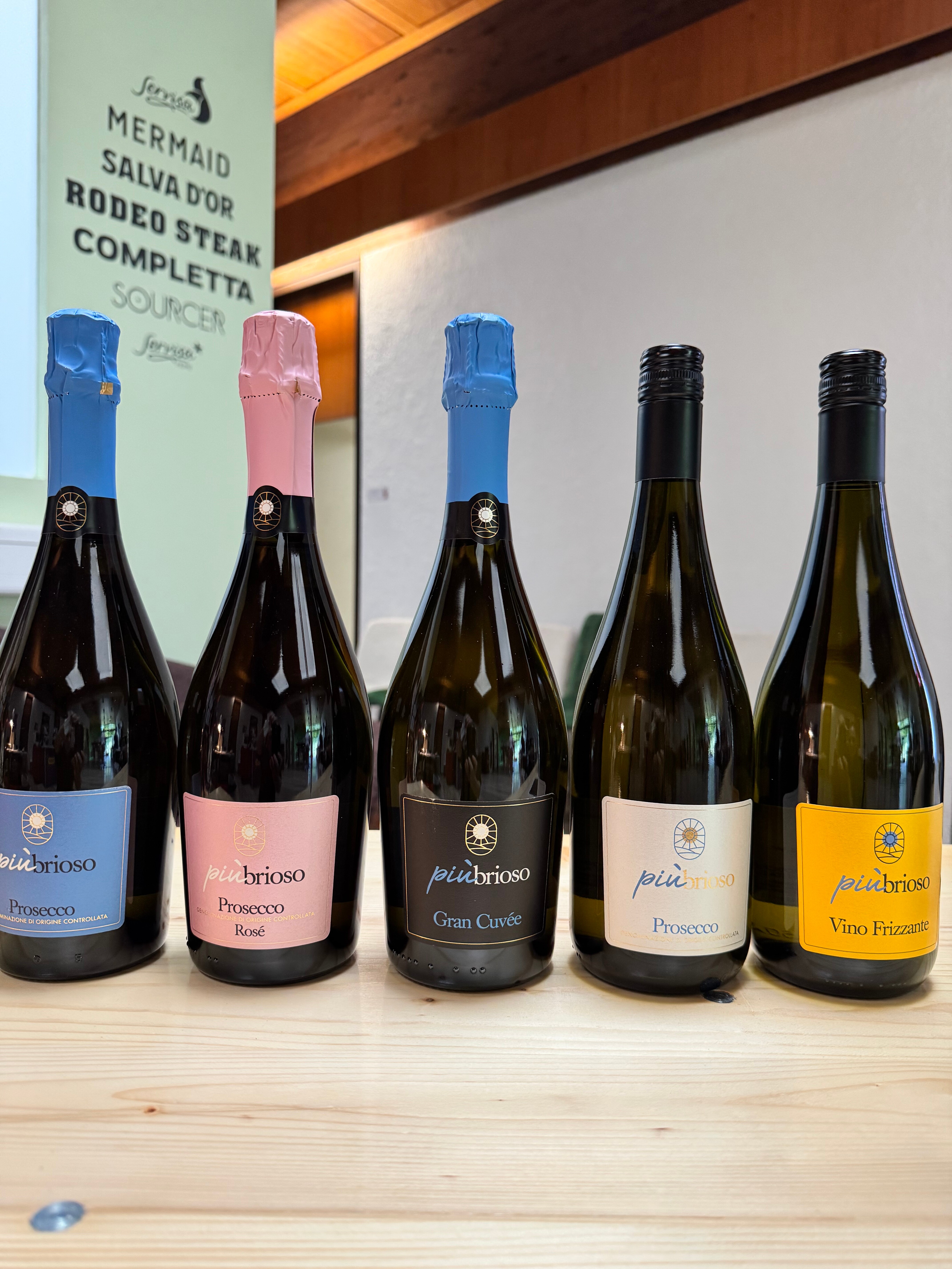 Industrietag Lieferanten bei Bierbichler Rosenheim - hier Übersicht Flaschen PiuBrioso Prosecco