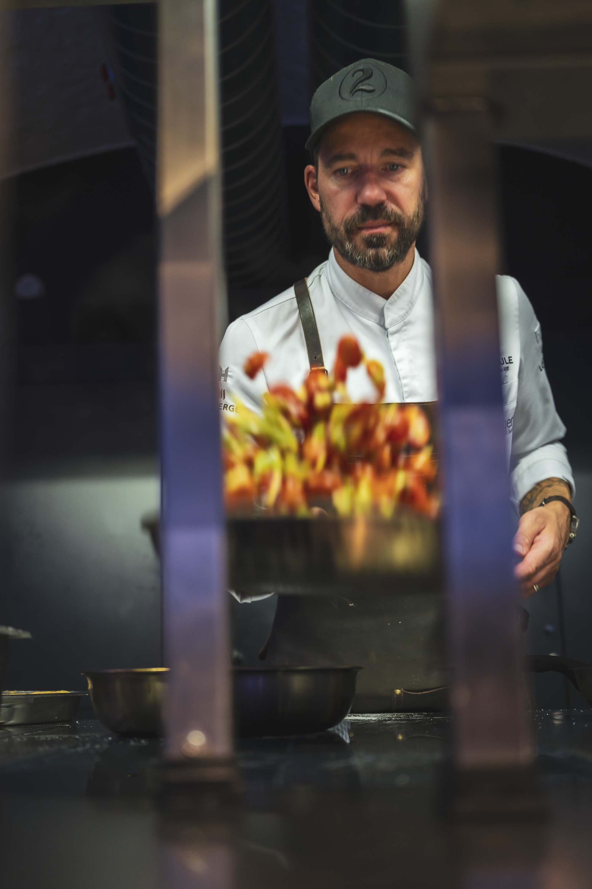 Ein Mann in einer Kochuniform beim Kochen.